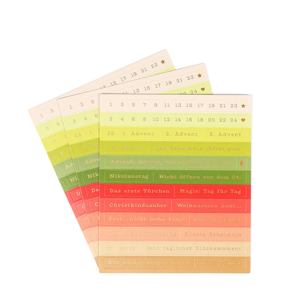 Drei farbenfrohe Alexandra Renke Adventskalenderkarten mit nummerierten und beschrifteten Sticker-Streifen in deutscher Sprache, die den Adventszauber in Ihre Kartengestaltung einbringen. Alle sind auf einem weißen Hintergrund abgebildet.