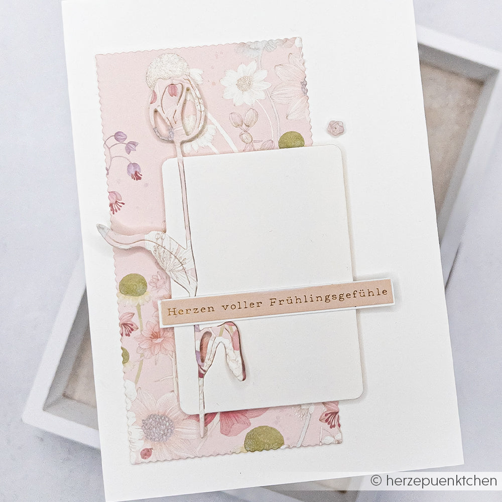 Handgemachte Karte von Alexandra Renke mit pastellfarbenem Blumenhintergrund, Flamingo-Design und "Herzen voller Frühlingsgefühle"-Aufkleber - perfekt für kreative Kartengestaltung und einen Hauch von Frühlingszauber.