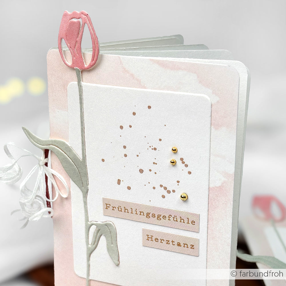 Handgefertigte Karte von Alexandra Renke mit rosa Tulpe, weißer Blüte und deutschem Text "Frühlingsgefühle" & "Herztanz"-perfekt für Kartengestaltung und einen Hauch von Frühlingszauber!.