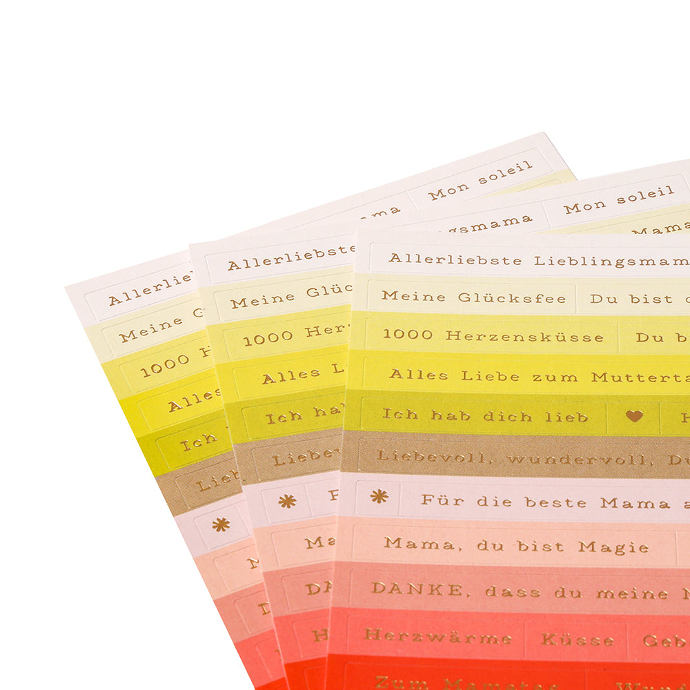 Die farbenfrohen Muttertagsgrüße-Stickerbögen von Alexandra Renke für die Kartengestaltung mit deutschen Muttertagssprüchen liegen aufgefächert auf einem weißen Hintergrund.