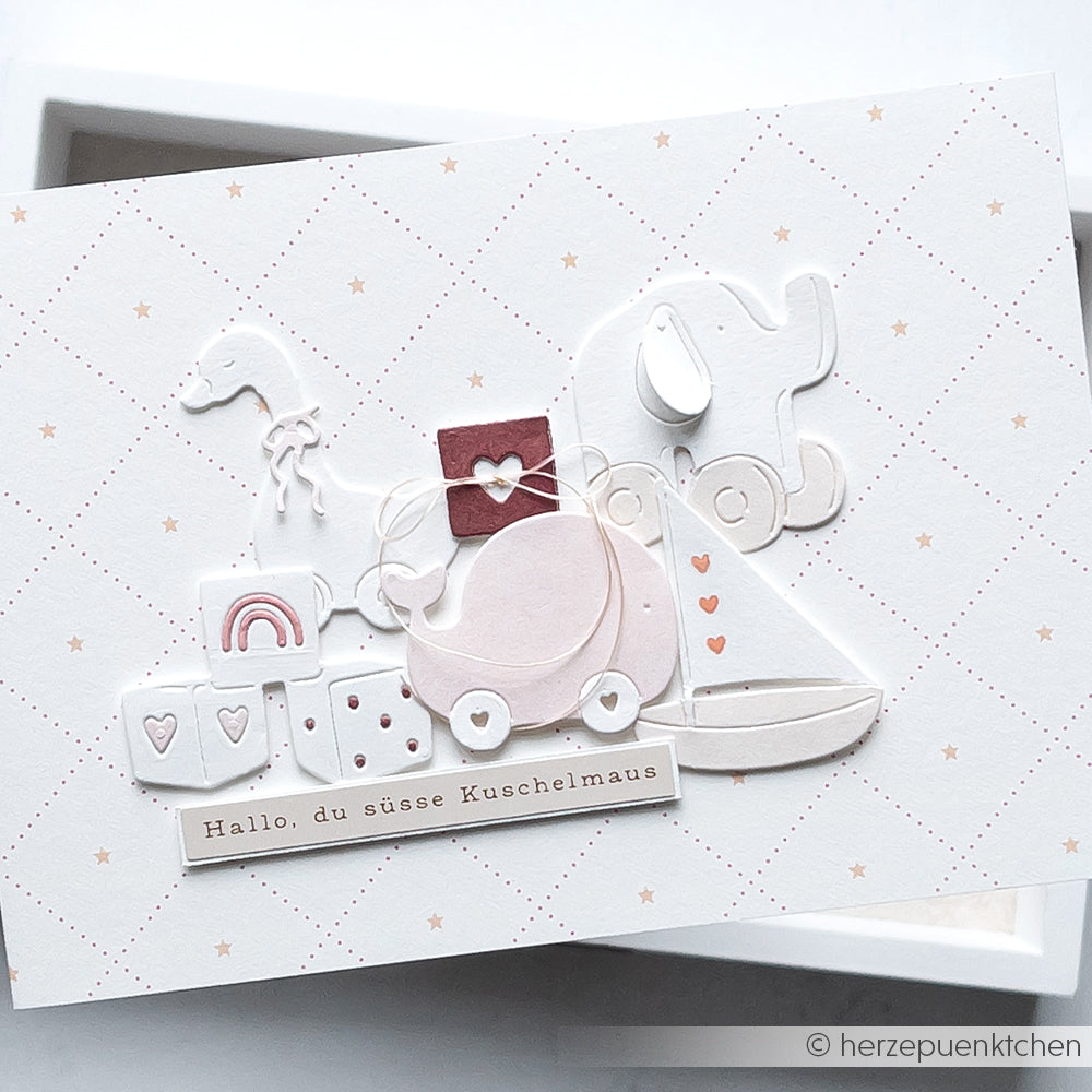 Alexandra Renke Grußkarte mit pastellfarbenen Babyausschnitten, Aufkleberstreifen und dem deutschen Text "Hallo, du süße Kuschelmaus.