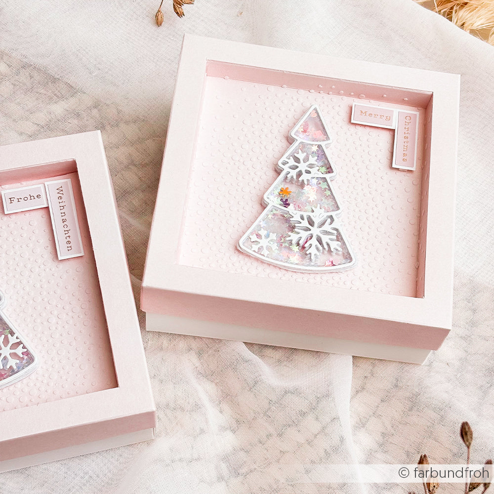 Zwei quadratische Geschenkboxen mit Christbaumschmuck im Schneeflocken-Motiv, ideal für Sticker Weihnachtsgrüße.