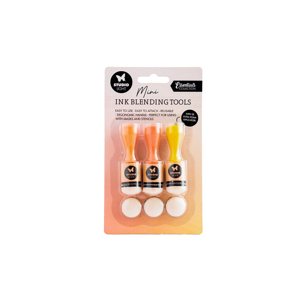 Drei Studio Light Mini Ink Blending Tools mit orangefarbenen und gelben Griffen, die mit Schaumstoffkissen versehen sind, sind in klarem Kunststoff auf weißem Hintergrund verpackt.