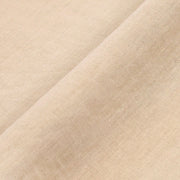 Beiger Hanfstoff von DMC mit weicher Textur und sanften diagonalen Falten.