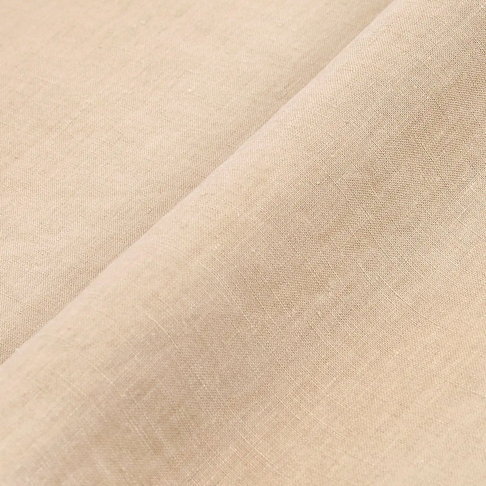 Beiger Hanfstoff von DMC mit weicher Textur und sanften diagonalen Falten.