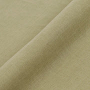 Nahaufnahme des hellolivgrünen DMC Hanf Stoffes mit feiner Struktur und weicher Diagonalfalte.