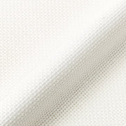 Nahaufnahme eines gefalteten weißen DMC Kreuzstich Stoffes mit einer ausgeprägten quadratischen Webstruktur und einem gitterartigen Muster.