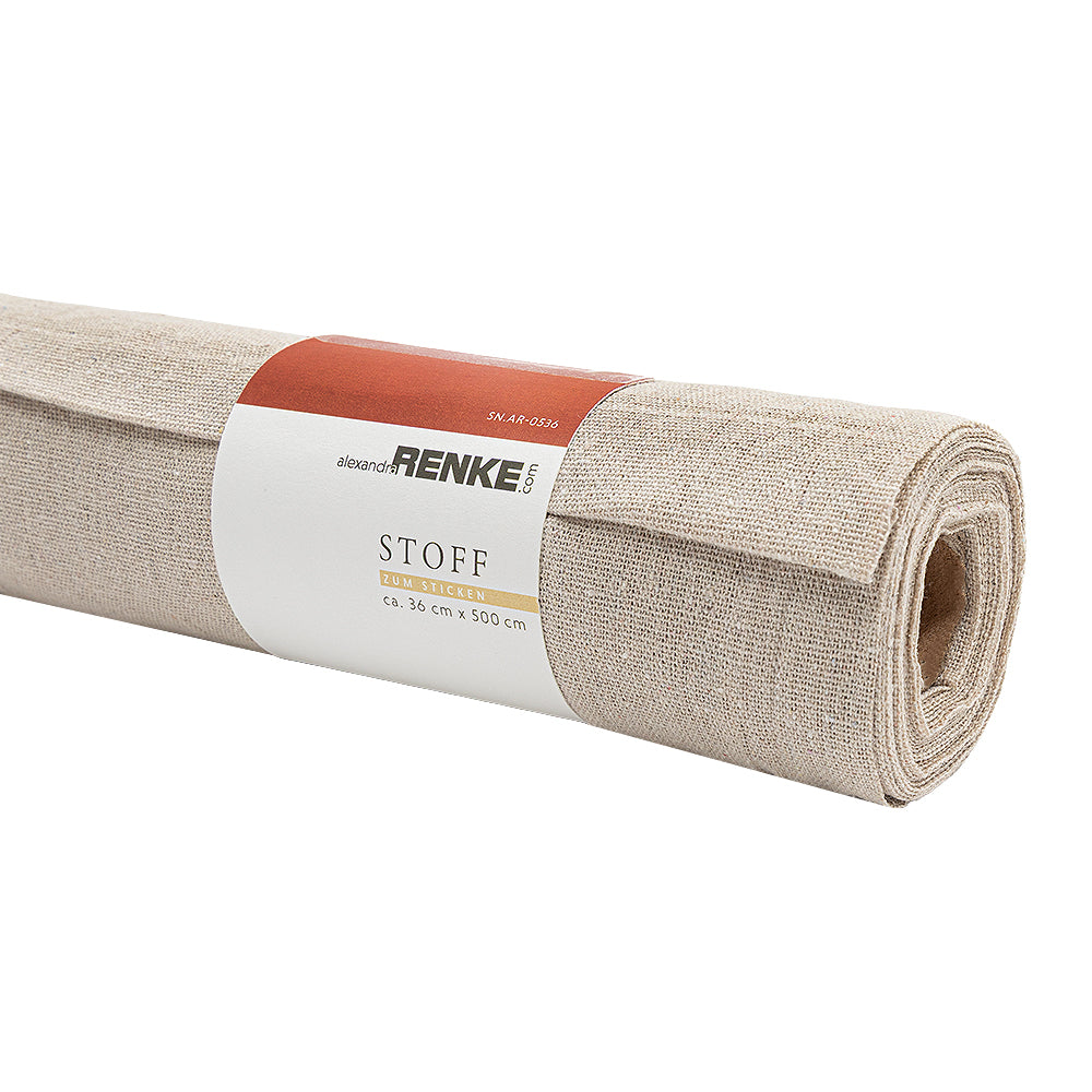 Ein aufgerolltes Stück beiger Stoff, um das ein weiß-braunes Alexandra-Renke-Etikett gewickelt ist – ideal für Stickprojekte wie Kreuzstich.