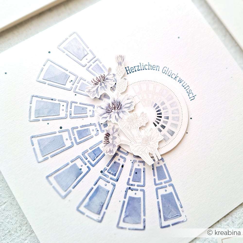 Alexandra Renke Grußkarte mit geometrischen Mustern, Papierblumen und blauem "Herzlichen Glückwunsch"-Text - ideal für Papierprojekte oder zur Ergänzung Ihrer Stencil-Farbkartensammlung.
