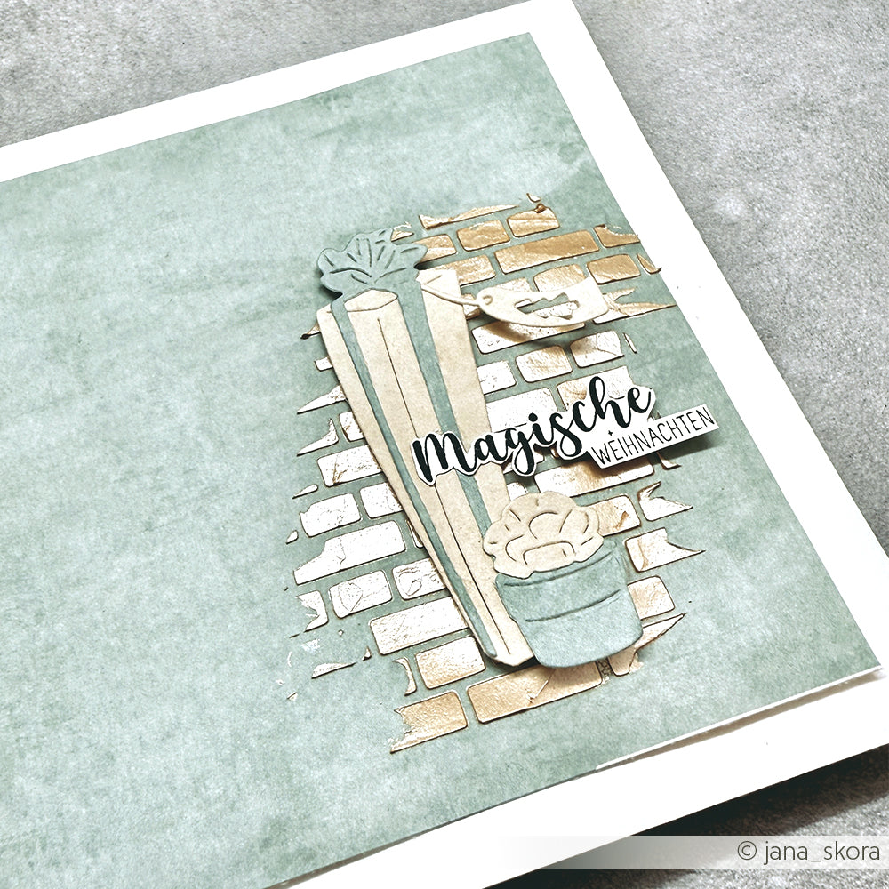 Handgefertigte Weihnachtskarte von Alexandra Renke mit Stencil Ziegelmauer, Zauberstab, Kessel und "magische Weihnachten" auf grün-gefertigt mit wiederverwendbaren Stencils für einzigartige Schablone Papierprojekte.