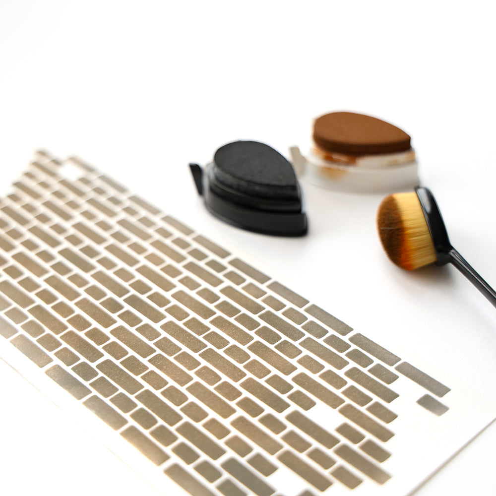 Alexandra Renke Schablone Ziegelmauer mit schwarzem und braunem Stempelkissen sowie einem Mischpinsel - perfekt für Schablone Papierprojekte. Diese wiederverwendbaren Schablonen sind ideal zum kreativen Basteln.