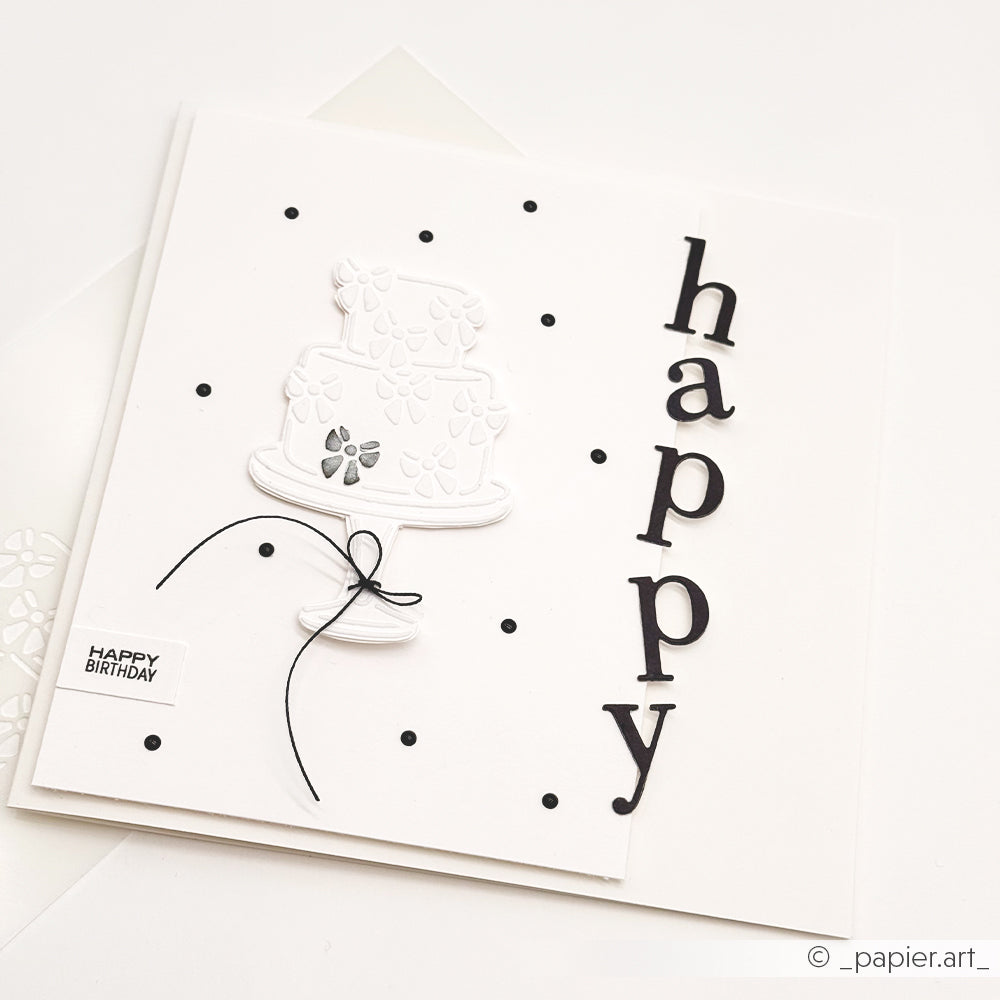Weiße Geburtstagskarte mit 3D-Torte, schwarzem "Happy"-Text, schwarzen Punkten und einem HAPPY BIRTHDAY-Anhänger von Alexandra Renke - perfekt für Fans von Schablonen oder alle, die wiederverwendbare Stencil Zauberhafte Torten-Designs lieben.