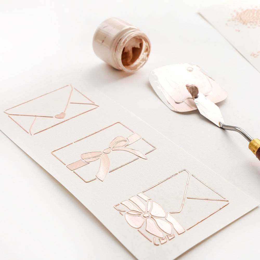 Set aus drei handgezeichneten Briefumschlägen mit Metallic-Farbe - ein Herz, eine Schleife und ein Band - erstellt mit Alexandra Renke Stencil Brieffreuden Schablonen. Jedes Stück ist wiederverwendbar für endlose kreative Möglichkeiten.