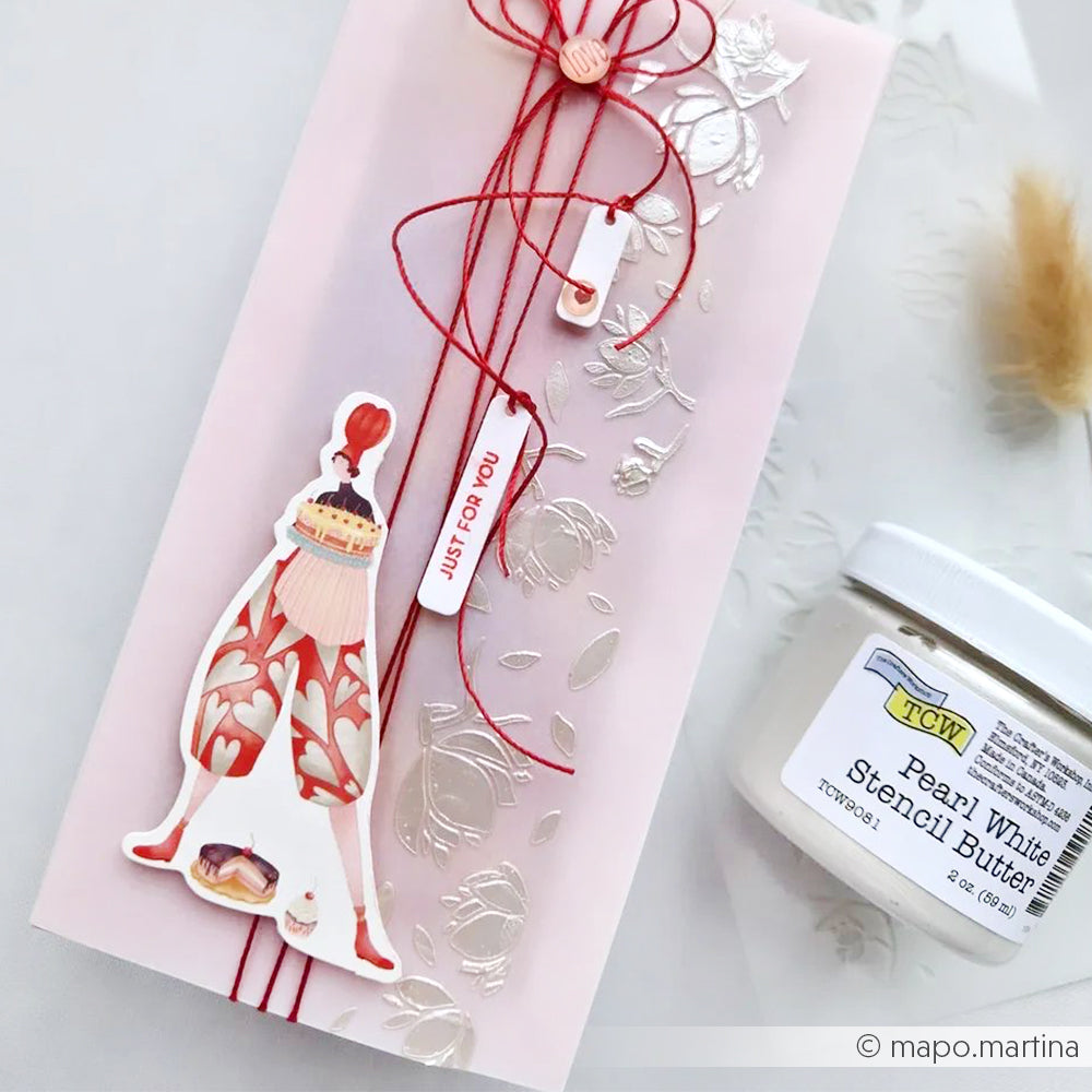 Eine rosafarbene, handgefertigte Karte von Alexandra Renke mit silbernen Blütenstreifen und einem "Just For You"-Anhänger wird mit der Schablonenbutter in Perlweiß kombiniert - ideal, um atemberaubende Schabloneneffekte zu erzielen.