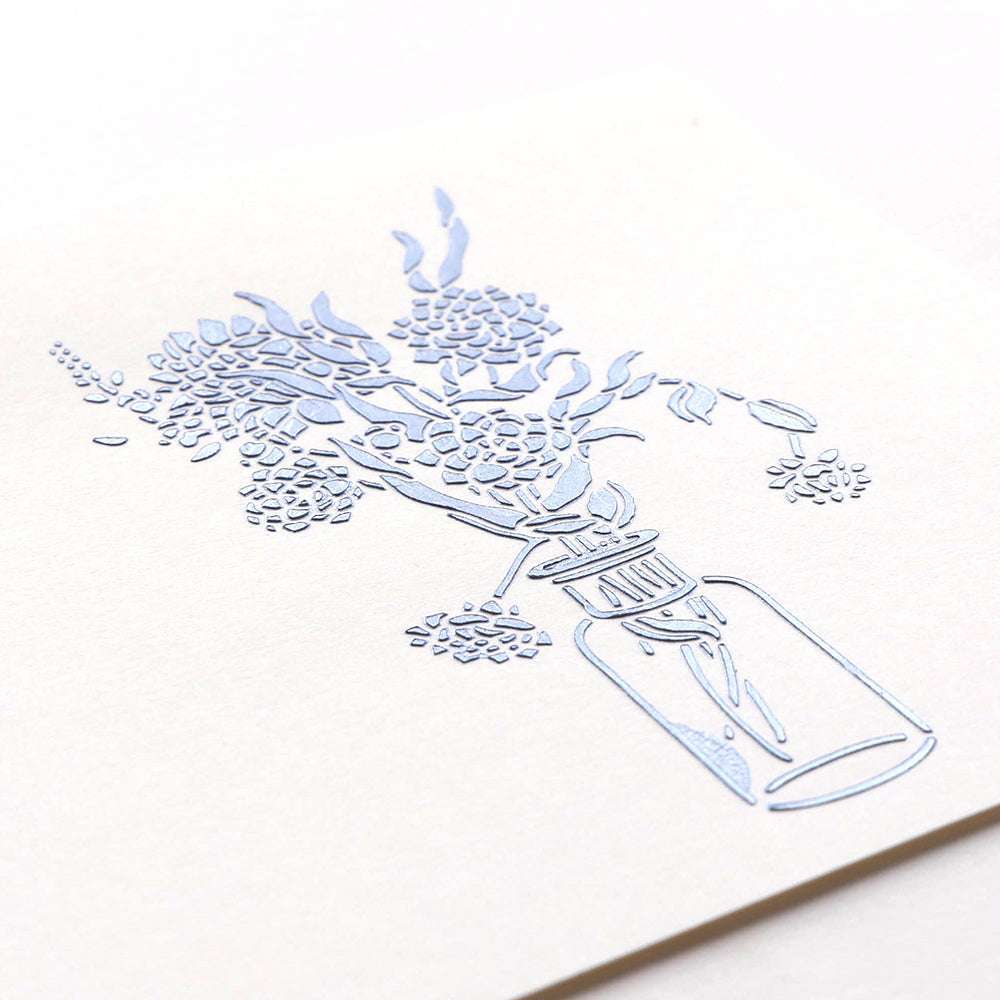 Geprägte florale Illustration in einem Glasgefäß auf weißem Papier mit zarten blauen Konturen von Alexandra Renke - ideal als wiederverwendbare Schablonen-Inspiration für Ihr nächstes kreatives Projekt.