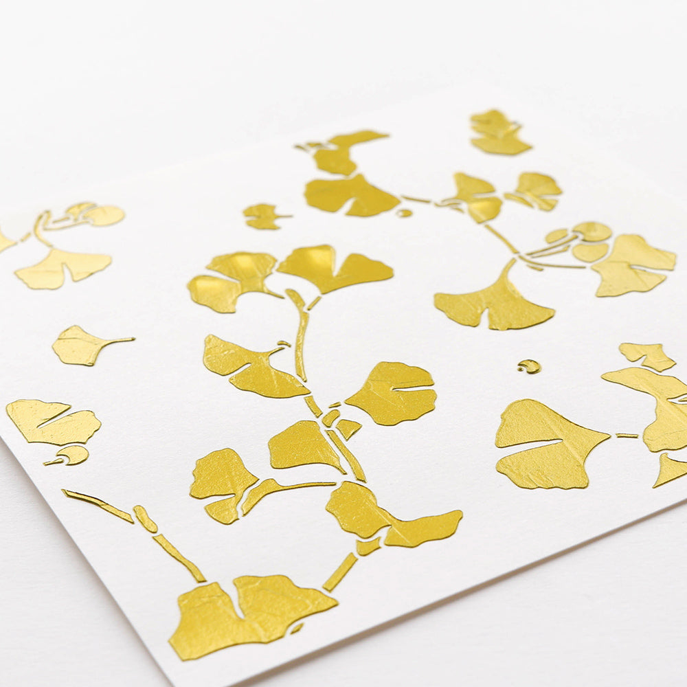Weiße Karte von Alexandra Renke mit goldfoliengeprägten Ginkgoblättern und -zweigen in minimalistischem, elegantem Design - perfekt für Papierprojekte oder zur Kombination mit Ihren Lieblingsschablonen.