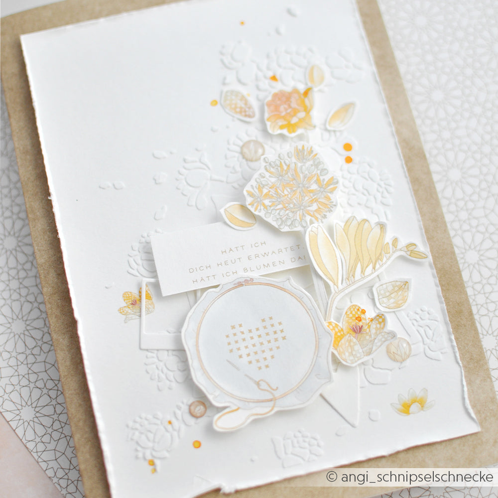 Handgefertigte Karte mit zarten, geprägten Blumenmustern, pastellfarbenen Blüten und einem kreisförmigen Motiv auf weißem, strukturiertem Papier, gestaltet mit der Schablone „Schreibliebe Wirbel“ von Alexandra Renke für einen besonders eleganten Look.