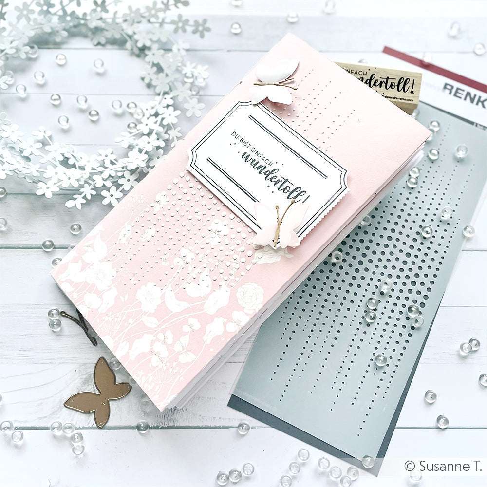 Eine pastellrosa handgefertigte Karte mit weißen Blumen, gepunkteten Mustern, Schmetterlingen und einem "wundervoll"-Label, hergestellt mit Alexandra Renke Schablonen Papierprojekten und wiederverwendbaren Schablonen für elegante Stencil Punkteketten Akzente.