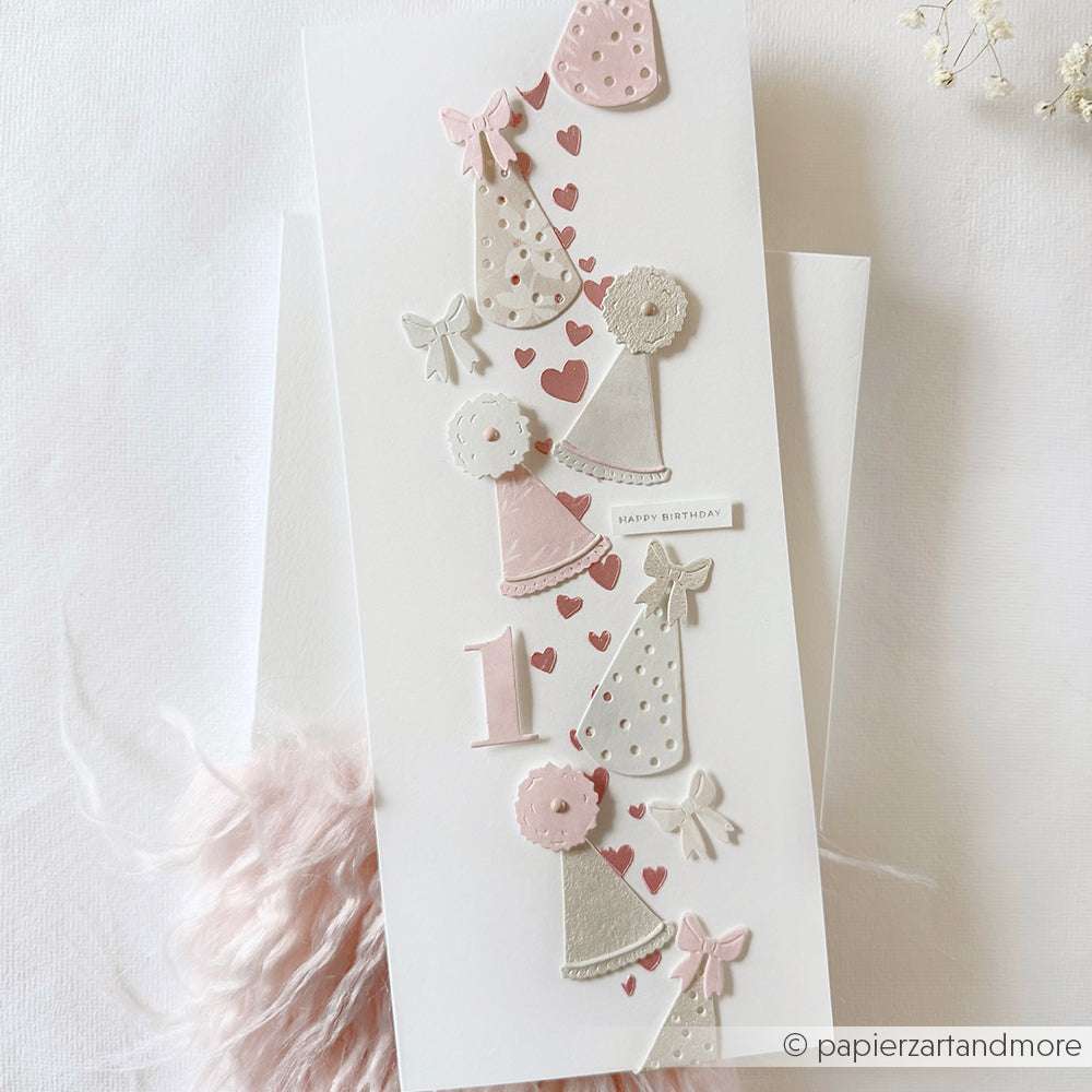 Handgefertigte Geburtstagskarte von Alexandra Renke mit pastellfarbenen Partyhüten, Schleifen und Herzchenstreifen auf weißem Hintergrund, hergestellt mit zarten Schablonen für ein charmantes Finish.