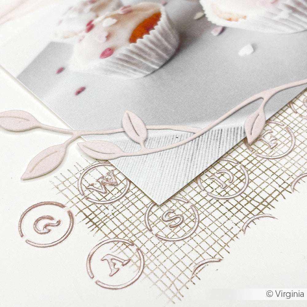 Nahaufnahme einer Scrapbook-Seite mit Cupcakes, dekorativen Blättern, Gittermuster und gestempelten Buchstaben, erstellt mit der Alexandra Renke wiederverwendbar Schreibmaschine-Tastatur Schablone.