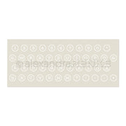 Weiße runde Tasten mit Buchstaben, Zahlen und Symbolen im QWERTZ-Layout auf Beige, inspiriert von Alexandra Renkes Vintage Stencil Schreibmaschine-Tastatur Schablonen und wiederverwendbaren transparenten Schablonen.