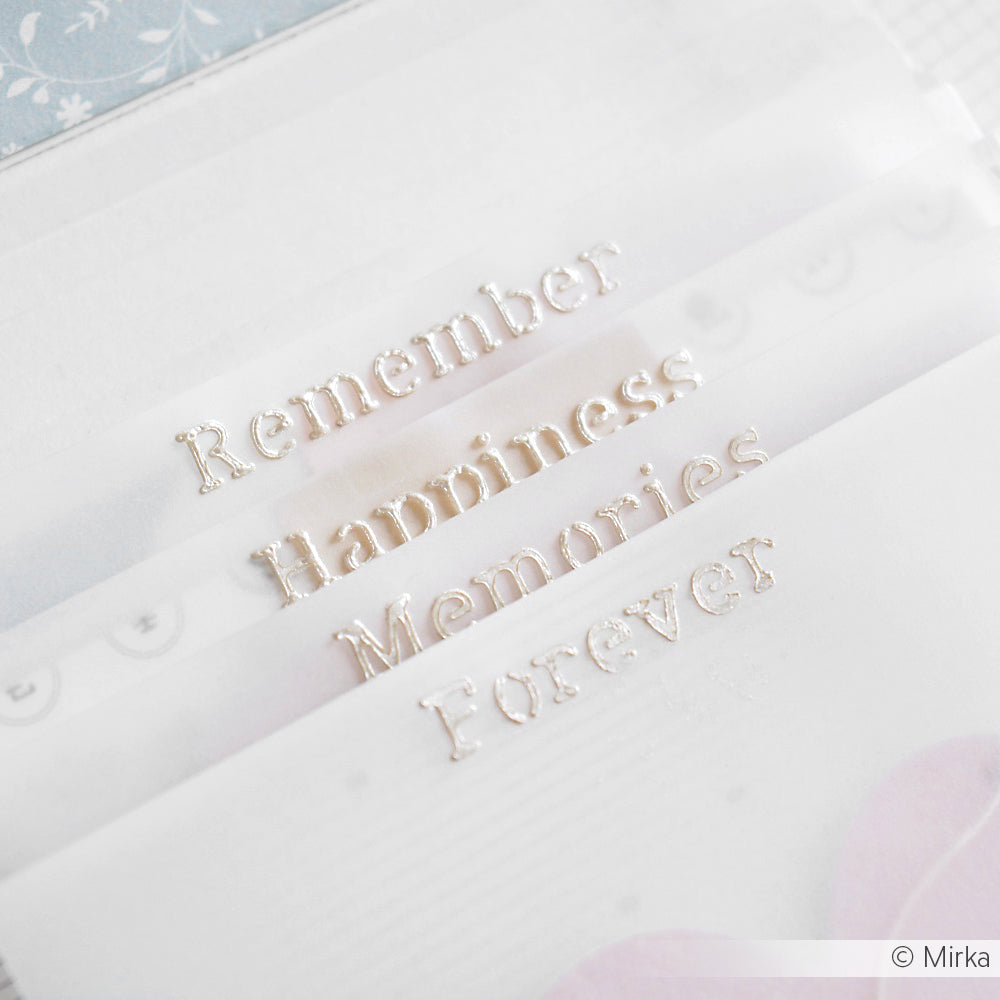 Weiße Briefumschläge von Alexandra Renke, geprägt mit silbernen Worten - Remember, Happiness, Memories, Forever - verleihen Ihrer Korrespondenz ein kreatives Flair. Ihr weicher, heller Hintergrund unterstreicht den eleganten Charme.