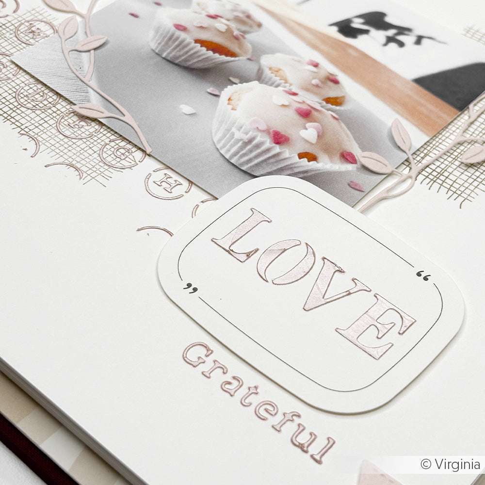 Nahaufnahme einer Scrapbook-Seite mit Cupcakes, Herzdekorationen und den Worten LOVE und Grateful, die mit Schablonen und buntem Bastelmaterial von Alexandra Renke kreativ gestaltet wurden.