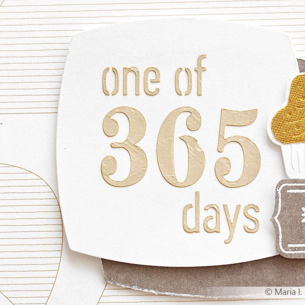 Weiße Karte von Alexandra Renke mit goldenem Text "one of 365 days", mit gelben und grauen Schablonenakzenten für eine einzigartige Note.