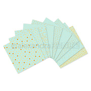 Zehn Blätter hellblaues Papier, jedes mit einem anderen goldenen Punkt- oder Musterdesign, sind fächerförmig ausgelegt – perfekt, um Ihrem nächsten Projekt einen Hauch von Kreativität zu verleihen oder wunderschöne Bundles und Kollektionen zu gestalten.