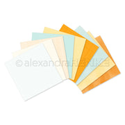 Neun quadratische Bögen gemustertes Papier in Pastell- und Orangetönen, fächerförmig auf einem weißen Hintergrund angeordnet – perfekt, um Inspiration zu wecken und Ihren „Kreativitäts-Bundle“-Kollektionen einen Hauch von Farbe zu verleihen.