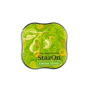 Die grüne Tsukineko StazOn Stempelkissen-Dose mit der Bezeichnung Cactus Green und einer Blattillustration auf dem Deckel ist ideal für wasserbeständige Stempelarbeiten auf glatten Oberflächen.