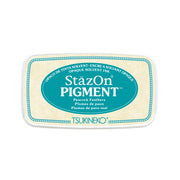 Ein Tsukineko StazOn Pigmenttintenkissen in Peacock Feathers wird in einem weißen und tealfarbenen Behälter geliefert und bietet farbechte Tinte zum Stempeln auf glatten Oberflächen.