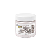 Ein kleines Döschen mit der Aufschrift Pearl White Stencil Butter von The Crafters Workshop, mit weißem Deckel und TCW-Logo - ideal, um Ihren Mixed-Media- oder Modellierpaste-Projekten Schimmer zu verleihen.