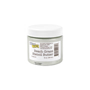 Ein Glas The Crafters Workshop Beach Grass Stencil Butter mit weißem Deckel und Etikett auf der Vorderseite. Perfekt, um Mixed Media Boards mit Textur zu versehen oder als cremige Modellierpaste für Ihre kreativen Projekte zu verwenden.