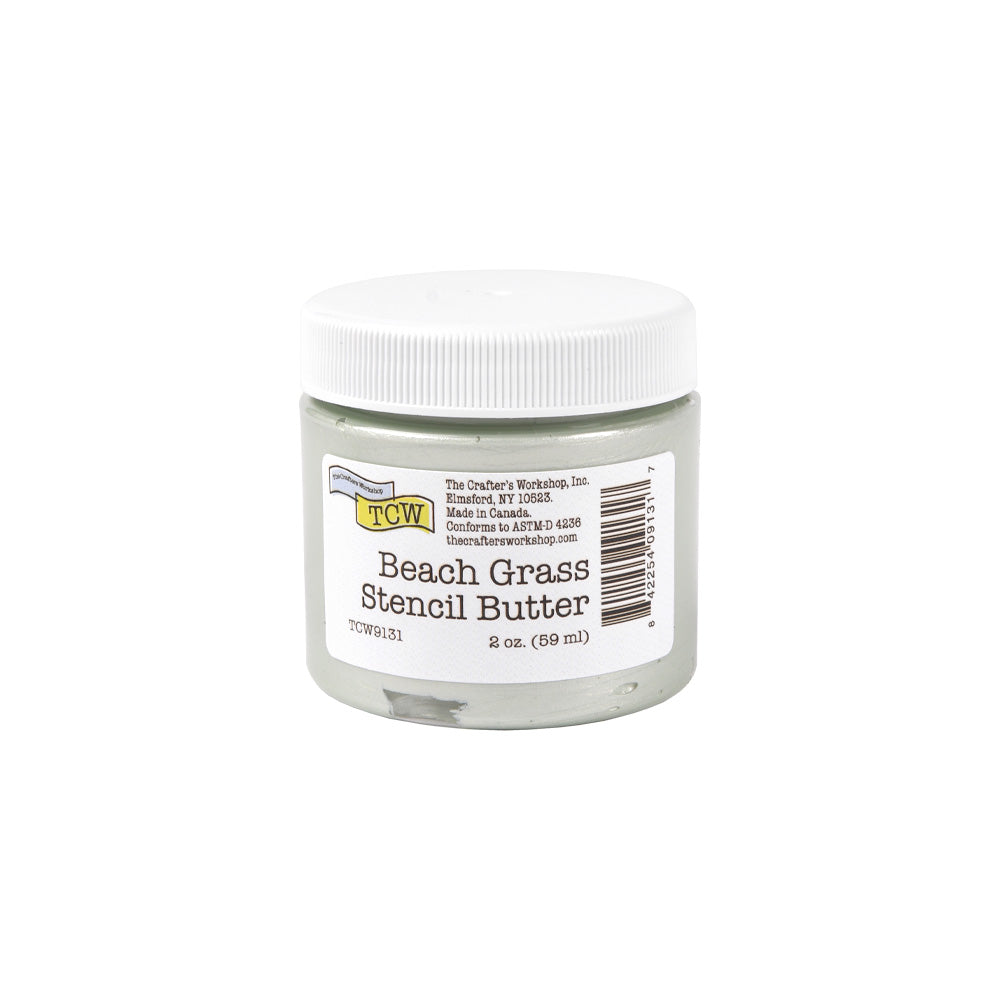 Ein Glas The Crafters Workshop Beach Grass Stencil Butter mit weißem Deckel und Etikett auf der Vorderseite. Perfekt, um Mixed Media Boards mit Textur zu versehen oder als cremige Modellierpaste für Ihre kreativen Projekte zu verwenden.