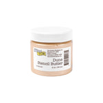 Ein kleines Glas The Crafters Workshop Dune Stencil Butter mit weißem Deckel und beigefarbenem Inhalt, ideal, um Mixed Media- oder Modellierpaste-Projekten eine cremige Textur zu verleihen.