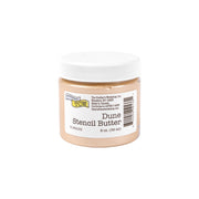 Ein kleines Glas The Crafters Workshop Dune Stencil Butter mit weißem Deckel und beigefarbenem Inhalt, ideal, um Mixed Media- oder Modellierpaste-Projekten eine cremige Textur zu verleihen.