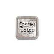 Das Distress Oxide - Bimsstein Stempelkissen von Ranger ist ein quadratisches, hellgraues Stempelkissen, das sich perfekt für Stempelfarbtechniken eignet.