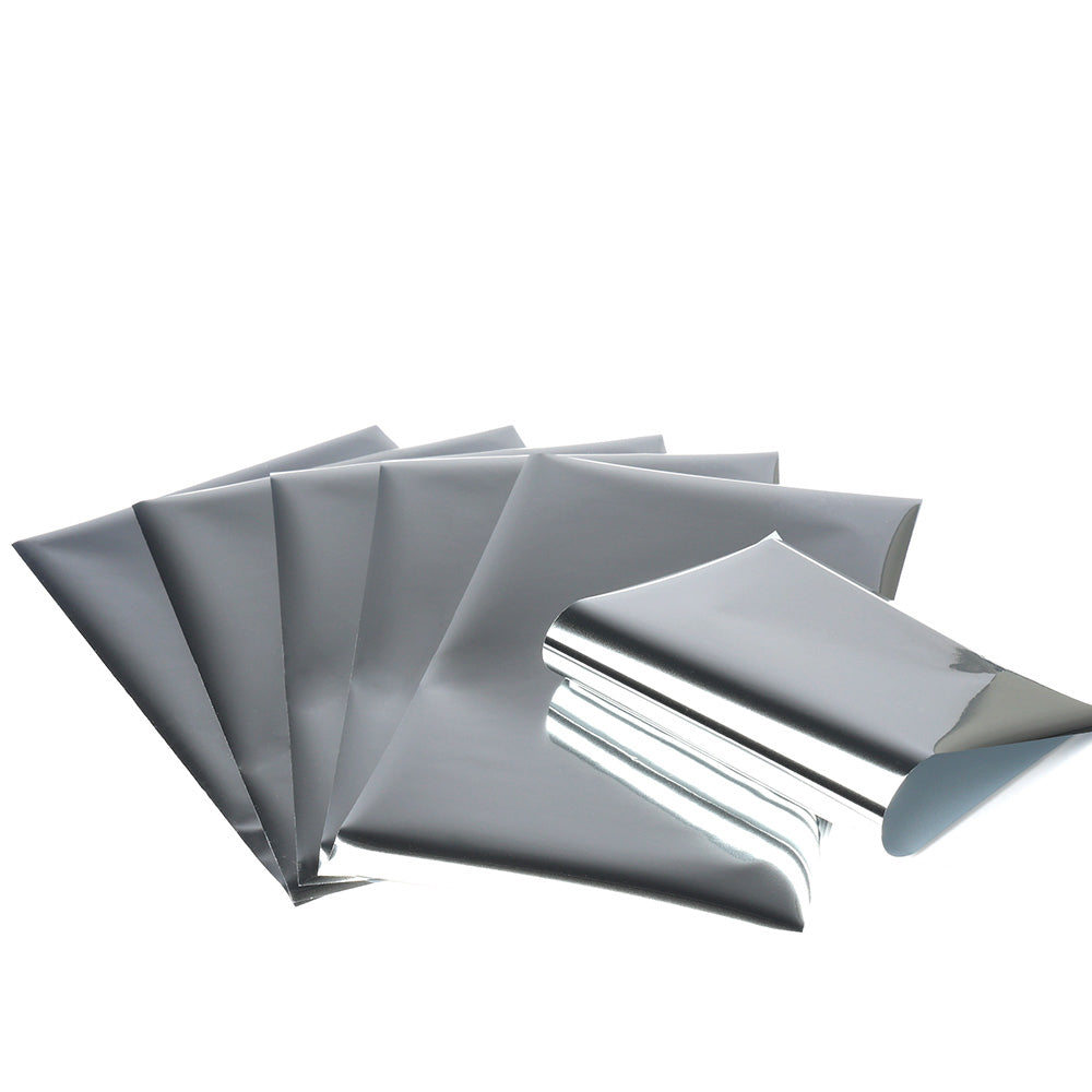 Sechs silbern glänzende, rechteckige Metallic-Bögen von Rico Design aufgefächert auf weißem Hintergrund - ideal zum metallisch verzieren oder zum kreativen Gestalten mit Transferfolie.