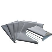 Sechs silbern glänzende, rechteckige Metallic-Bögen von Rico Design aufgefächert auf weißem Hintergrund - ideal zum metallisch verzieren oder zum kreativen Gestalten mit Transferfolie.