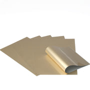 Fünf Bögen goldglänzendes Metallic-Papier von Rico Design, ideal für Metallic-Dekorationen oder zur Verwendung mit Transferfolie; ein Bogen ist an der Ecke teilweise gewellt und steht auf weißem Hintergrund.
