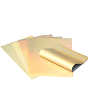 Fünf Bögen Rico Design irisierendes Goldpapier, einer davon leicht gewellt, auf weißem Hintergrund - perfekt zum metallisch verzieren oder zur Verwendung mit Transferfolie.