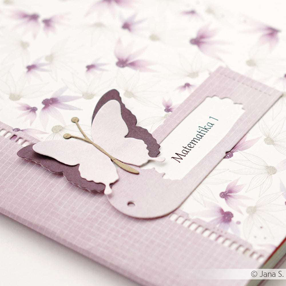 Ein Matematika 1 Notizbucheinband mit floralen Motiven und einem lila Schmetterling, gefertigt mit Alexandra Renke Designpapieren und verziert mit einer Motivstanze Schichtschmetterling für einen zauberhaften Look.