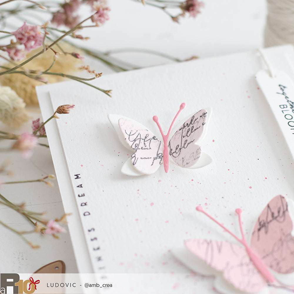 Handgemachte Karte von Alexandra Renke mit 3D-Papierschmetterlingen aus Motivstanze Schichtschmetterling, elegantem kursivem Text und zarten Trockenblumen.
