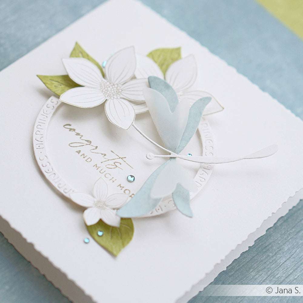 Handgefertigte Karte mit weißen und blauen Blumen, grünen Blättern und "congrats" in goldener Schrift, hergestellt mit Alexandra Renke Designpapier für eine einzigartige Note.