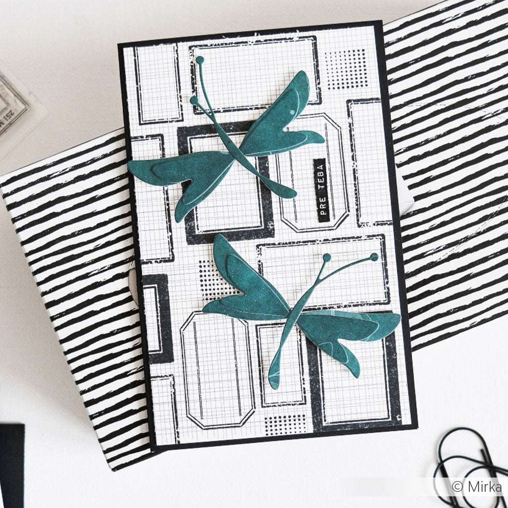 Handgefertigte Karte von Alexandra Renke mit zwei blaugrünen Libellen (Motivstanze Schichtlibelle) auf schwarz-weißem, geometrischem Hintergrund, hergestellt aus hochwertigen Designpapieren.