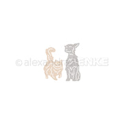 Zwei minimalistisch skizzierte Katzen - eine beige, eine grau - stehen sich auf Weiß gegenüber. Perfekt für Alexandra Renke Designpapiere oder zur Verwendung mit der Motivstanze Streuner Duo DieCut Systeme.