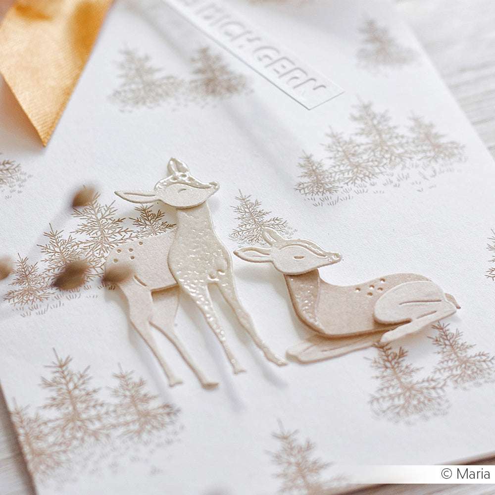 Geprägte Karte von Alexandra Renke mit zwei beigen Rehen und goldenen Bäumen, verziert mit einem gelben Band - hergestellt mit DieCut Systemen und Motivstanze Schichttier Rehkitz für präzise Details.