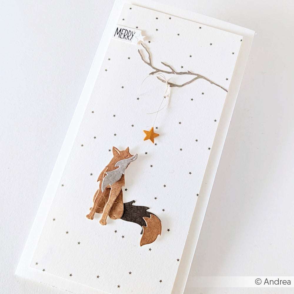 Handgefertigte Weihnachtskarte von Alexandra Renke mit einem bezaubernden Fuchs, der mit der Motivstanze Fuchs, einem goldenen Stern, einem fröhlichen Anhänger und einem weißen, mit kleinen Sternen verzierten Hintergrund hergestellt wurde.