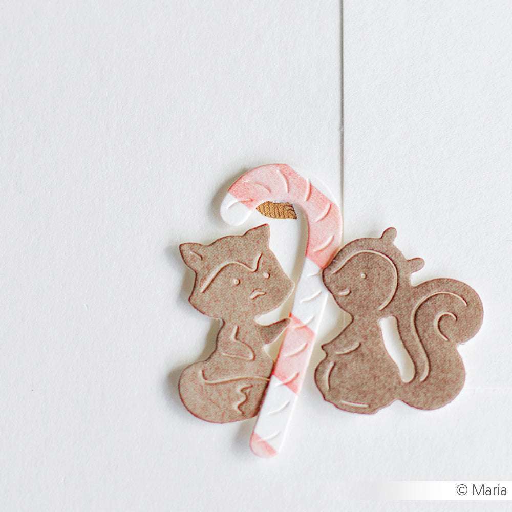 Zwei braune Eichhörnchen aus dem Alexandra Renke Motivstanze Mini Tier Set halten eine rosa-weiße Zuckerstange auf weißem Hintergrund - ein charmanter Akzent für Ihre Dies- und Stanzsysteme-Projekte.